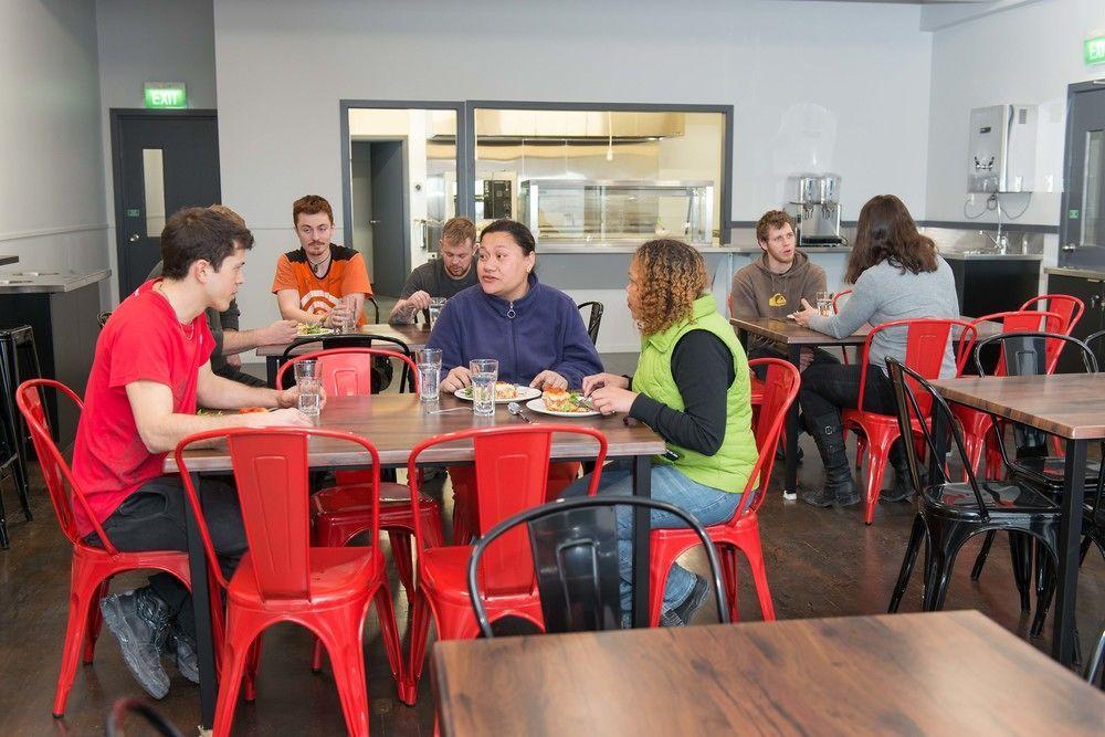 הוסטל כרייסטצ'רץ' Urbanz מראה חיצוני תמונה The dining room at the new boarding house