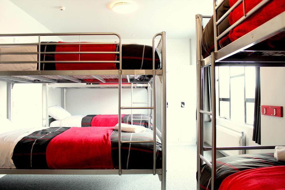 הוסטל כרייסטצ'רץ' Urbanz מראה חיצוני תמונה A typical room at a youth hostel