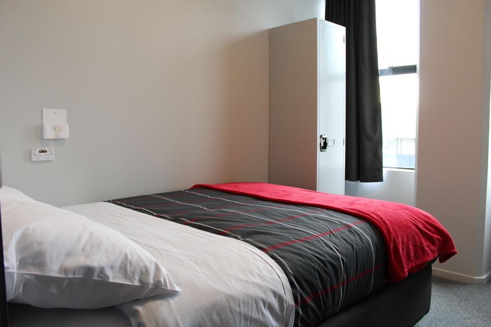 הוסטל כרייסטצ'רץ' Urbanz מראה חיצוני תמונה A bedroom at the University of Nottingham's Jubilee Hall