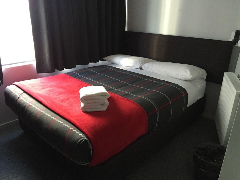 הוסטל כרייסטצ'רץ' Urbanz מראה חיצוני תמונה A typical room at the hotel