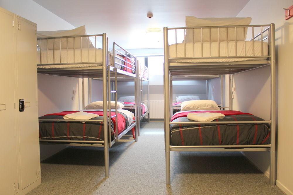הוסטל כרייסטצ'רץ' Urbanz מראה חיצוני תמונה A typical hostel room