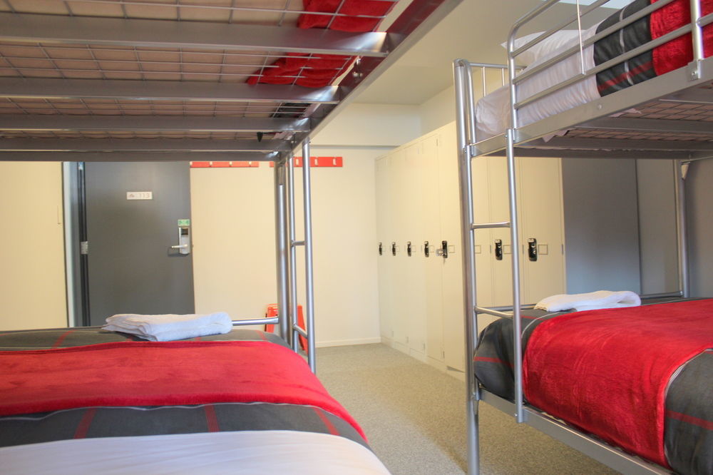 הוסטל כרייסטצ'רץ' Urbanz מראה חיצוני תמונה A typical room at a typical hostel