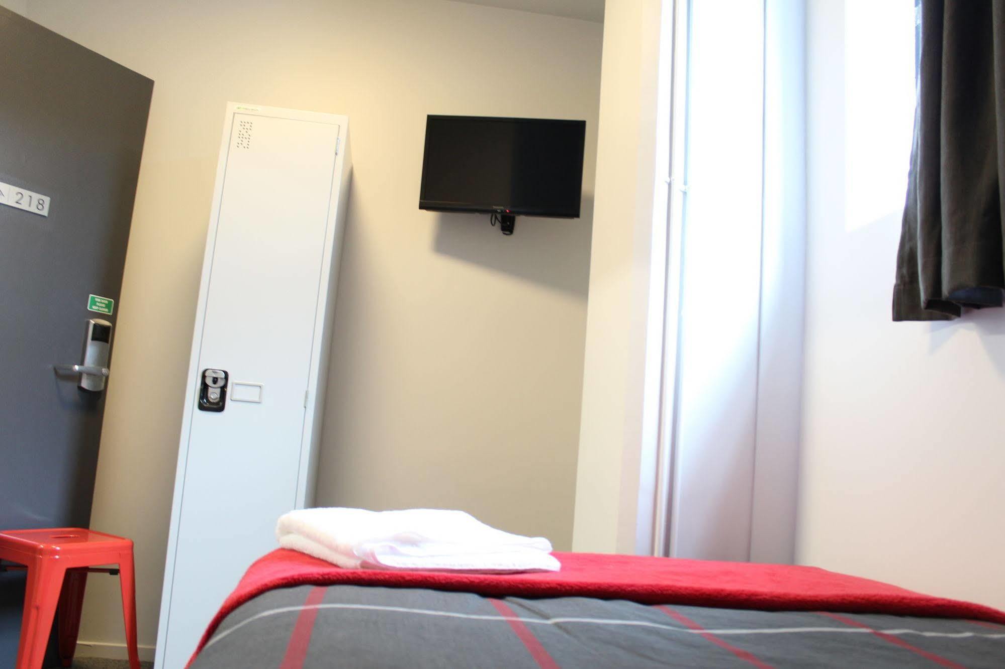 הוסטל כרייסטצ'רץ' Urbanz מראה חיצוני תמונה A room at a B&B hotel in Paris