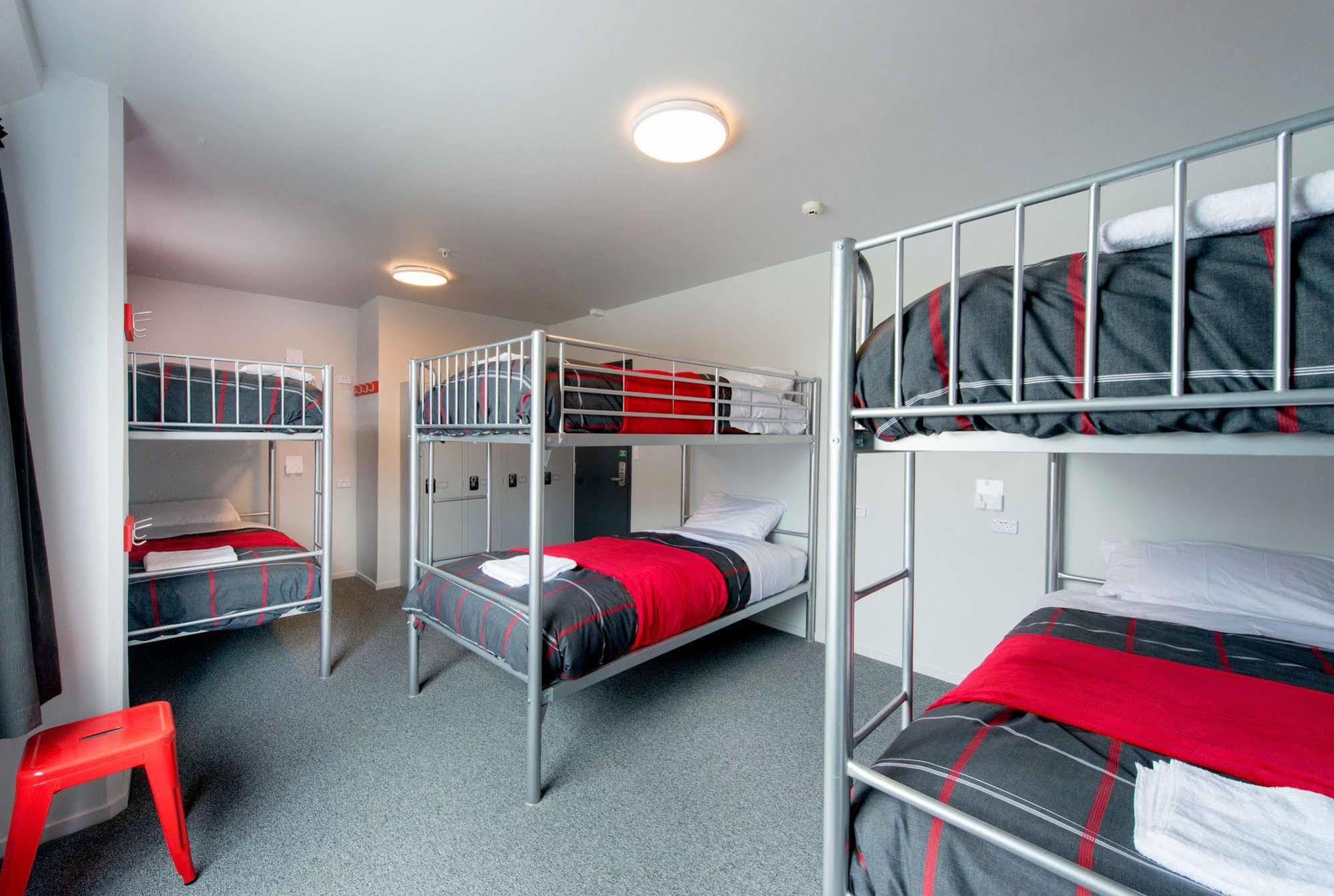 הוסטל כרייסטצ'רץ' Urbanz מראה חיצוני תמונה A typical room at a backpackers' hostel in Australia